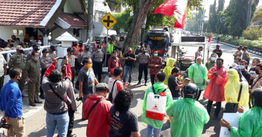 Pakai APD, Projo Jombang Demonstrasi Transparansi Anggaran COVID-19