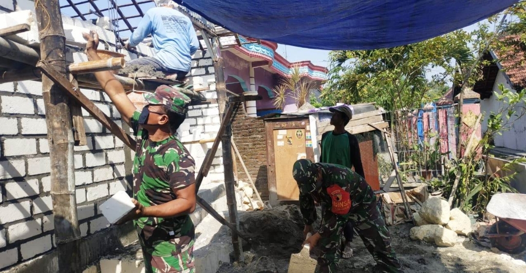 TNI Kodim Bojonegoro Renovasi 33 Unit Rumah Program Aladin