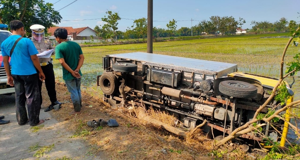 Hindari Makhluk Halus, Truk Boks Nyungsep di Sawah Jombang