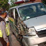 JOMBANG (Jurnaljatim.com) - Mobil ambulans milik Pemdes (Pemerintah Desa) Plandaan, Kecamatan Plandaan ditabrak truk tronton di Jalan Raya Melik, Desa Bedahlawak, Kecamatan Tembelang, Kabupaten Jombang