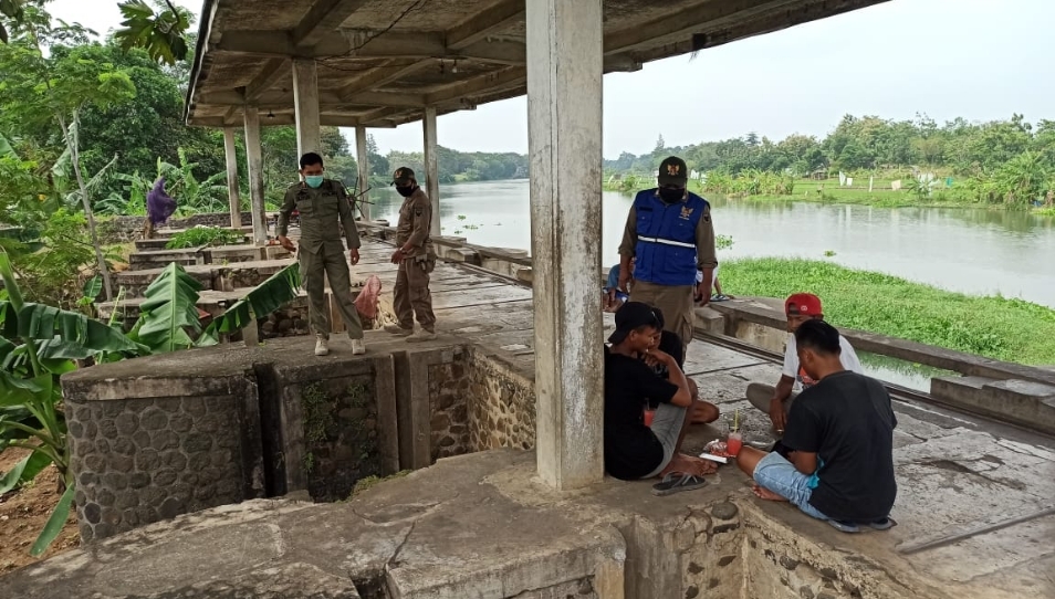 Empat Pemuda Pesta Miras di DAM Brantas Kediri Digaruk Satpol PP