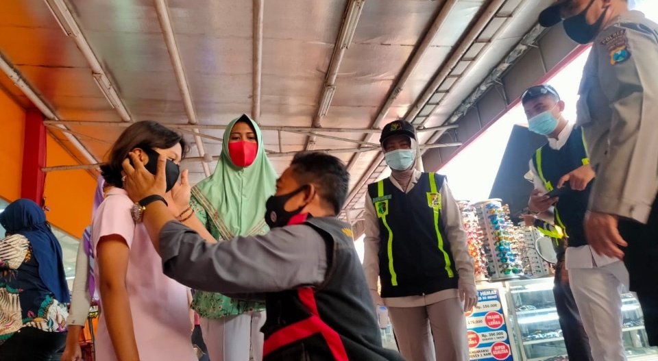 Polisi Bagi Masker ke Anak Agar Terlindungi Dari COVID-19