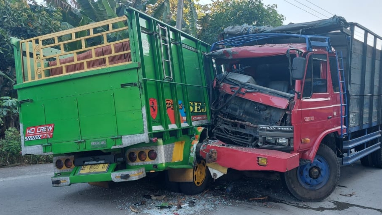 Sopir Ngantuk, Dua Truk Adu Banteng di Berbek Nganjuk