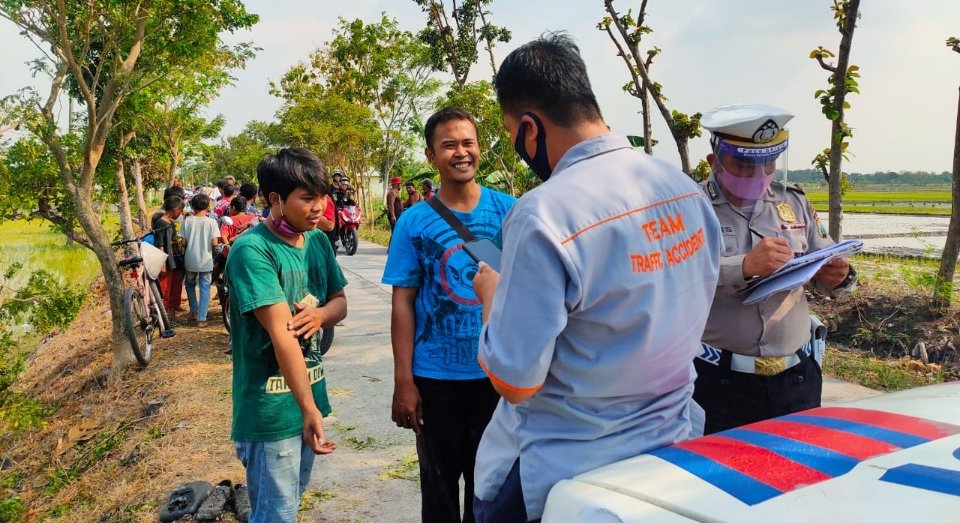 Hindari Makhluk Halus, Truk Boks Nyungsep di Sawah Jombang