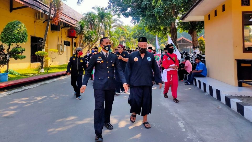 Polres Jombang Dapat Kejutan Paguyuban Pencak Pesilat di HUT Bhayangkara