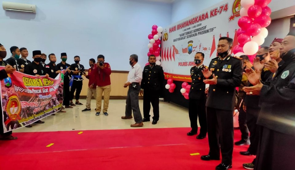 Polres Jombang Dapat Kejutan Paguyuban Pencak Pesilat di HUT Bhayangkara