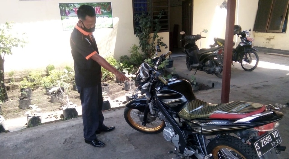 Naik Sepeda Angin, Pensiunan Polisi Jombang Diserempet Motor Vixion