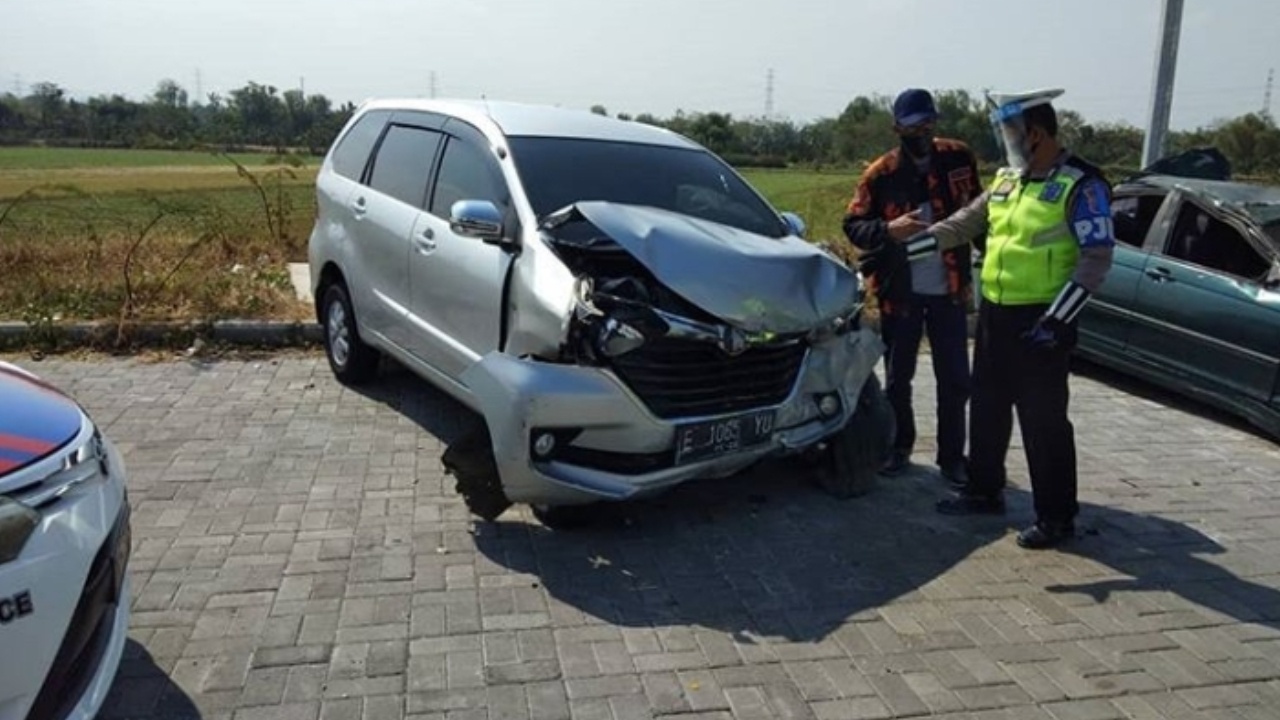 Avanza Selip Ban Tabrak Median di Tol Nganjuk - Ketosono