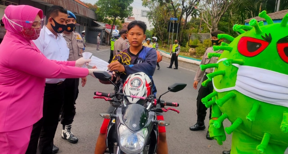 Istri Polisi di Jombang Bagi Masker di Hari Kesantuan Gerak Bhayangkari ke 68