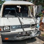 Roda Depan Lepas Picu Laka Karambol 4 Mobil di Jombang