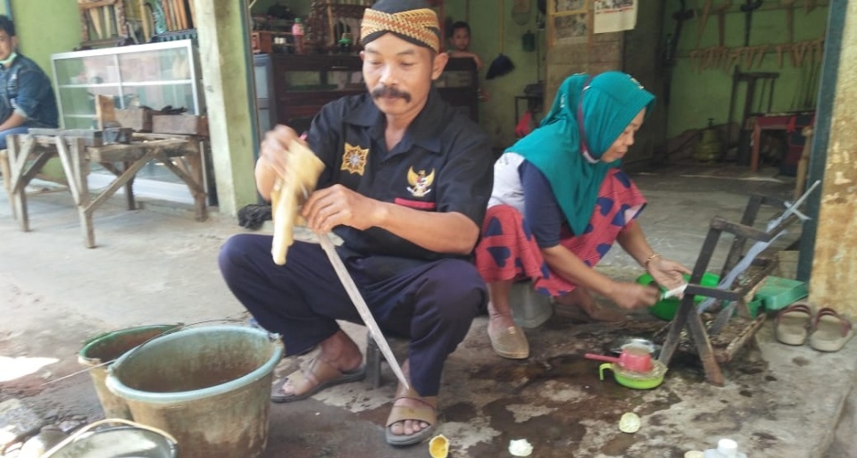 Bulan Suro Jadi Berkah Jasa Cuci Pusaka, Omset Rp2,5 Juta Per Hari