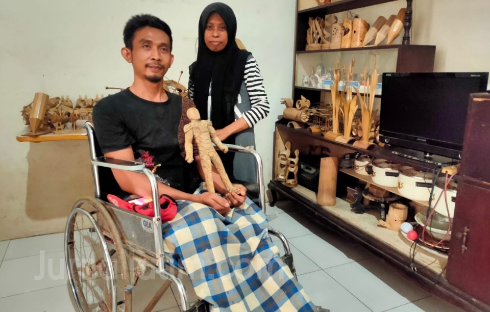 Kisah Difabel Jombang, Kreatif Bikin Kerajinan Bambu Jadi Miniatur