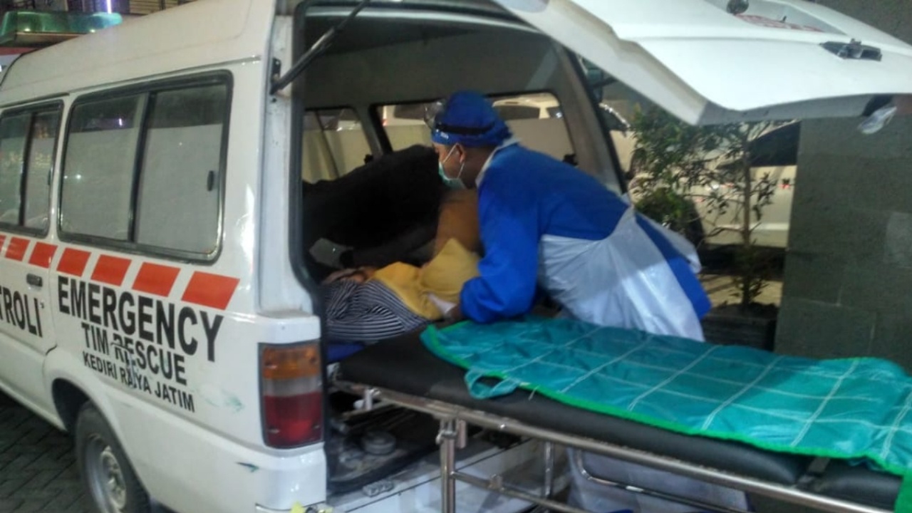 Pemotor Tuban Mendadak Sesak Napas Dievakuasi ke RS Bhayangkara Kediri