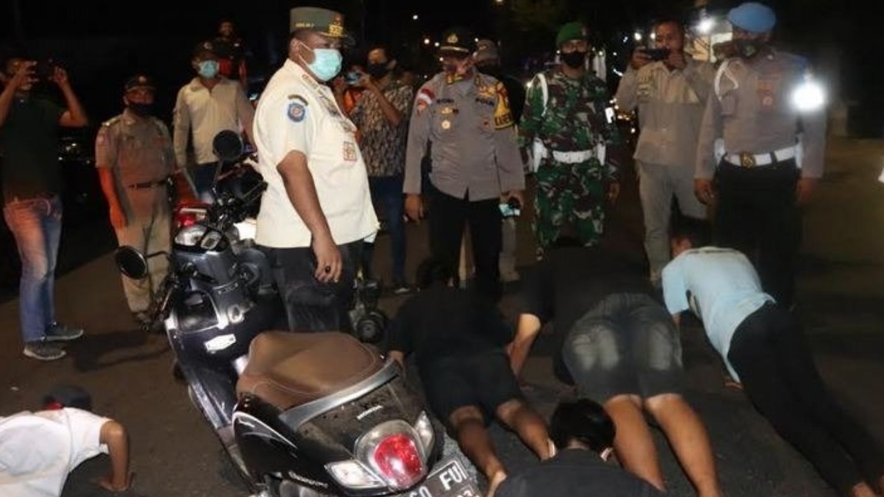 Asyik Santuy Di Cafe Tak Pakai Masker Dihukum Push Up