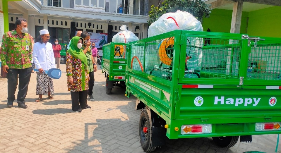 Legislator PPP Salurkan Bantuan Lima Motor Disinfektan di Jombang