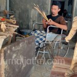 Kisah Difabel Jombang, Kreatif Bikin Kerajinan Bambu Jadi Miniatur