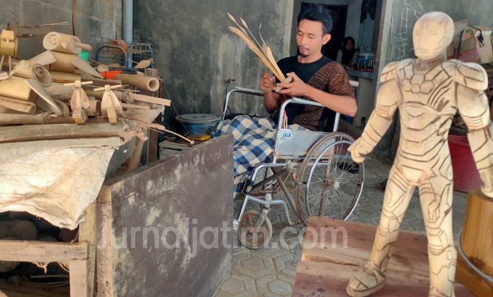 Kisah Difabel Jombang Kreatif Bikin Kerajinan Bambu Jadi Miniatur