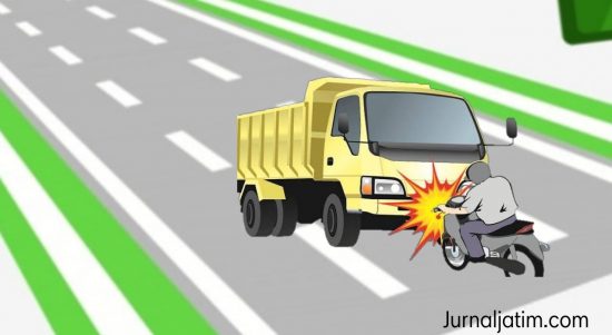 Pasutri Nahas, Naik Motor Boncengan Ditabrak Truk di Jombang