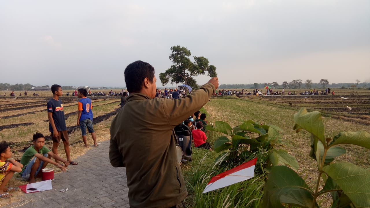 Meriahkan HUT RI ke 75, 100 Orang Beradu Layang di Sumobito Jombang