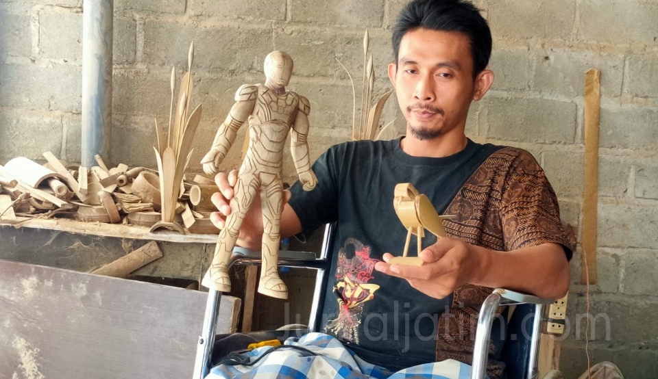 Kisah Difabel Jombang, Kreatif Bikin Kerajinan Bambu Jadi Miniatur