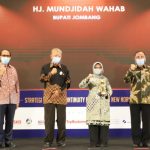 Kinerja Baik, Bupati Dan Bank Jombang Raih Top BUMD Award 2020