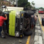 Hindari Motor Menyeberang, Truk Boks Terguling di Jombang