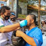 Masih Banyak Warga tak Disiplin, Polisi Jombang Bagi-bagi Masker