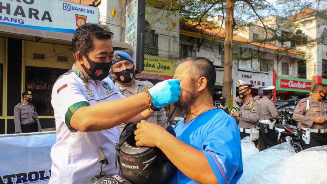 Masih Banyak Warga tak Disiplin, Polisi Jombang Bagi-bagi Masker