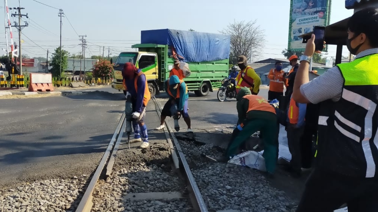 PT KAI Minta Maaf Atas Dampak Dari Peningkatan Jalur di Mengkreng