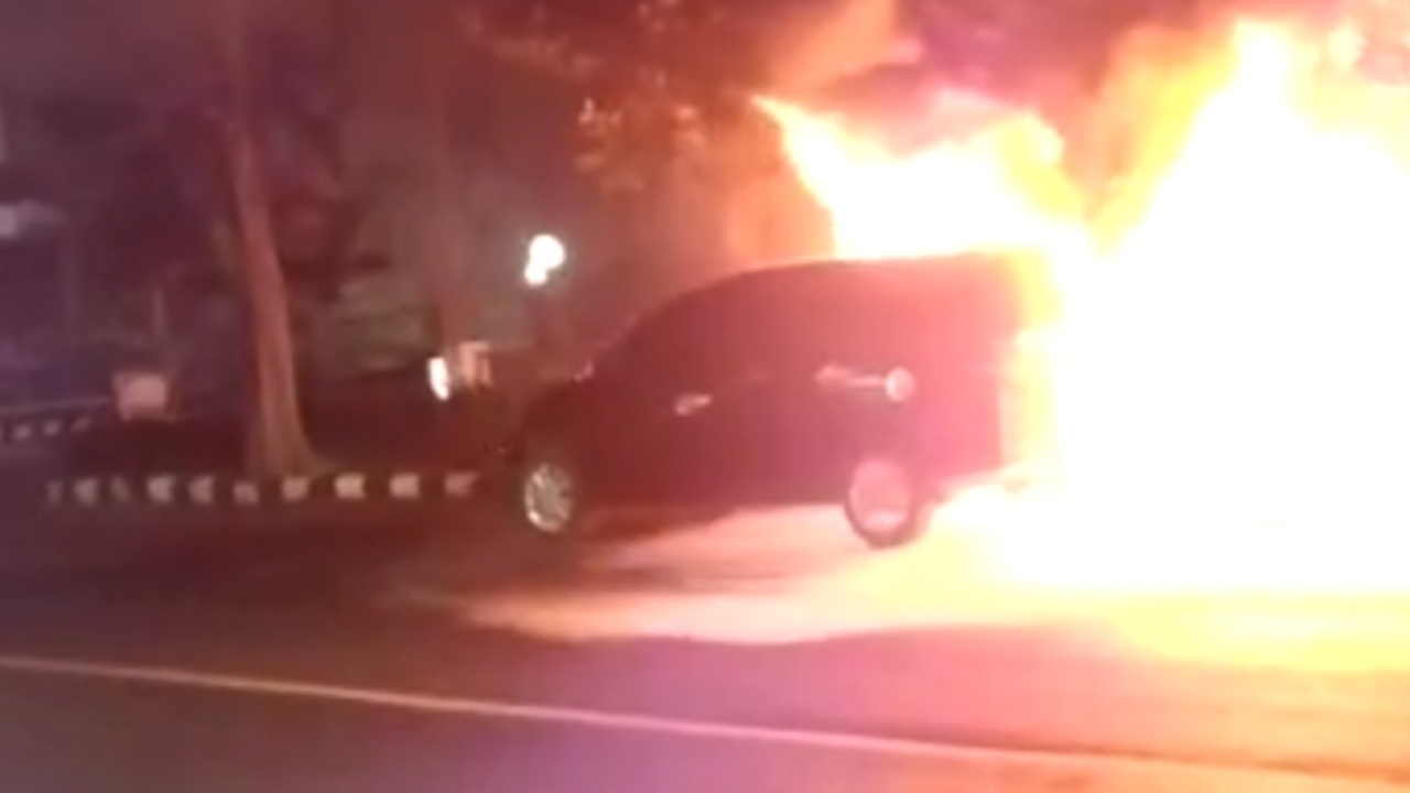 Diduga Korsleting, Honda Mobilio Terbakar di Depan SPBU Semampir