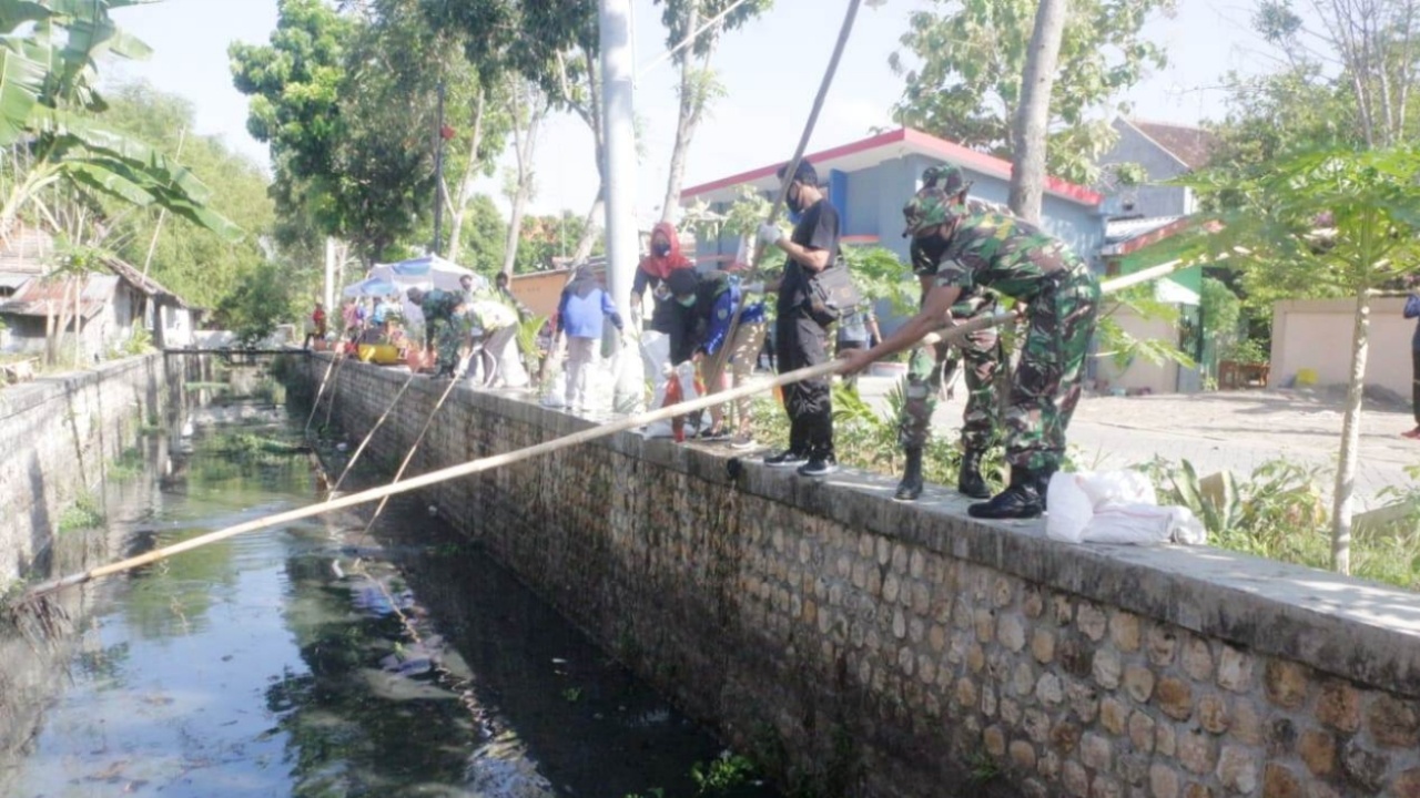 World Cleanup Day, TNI Dan Masyarakat Bojonegoro Bersihkan Sungai