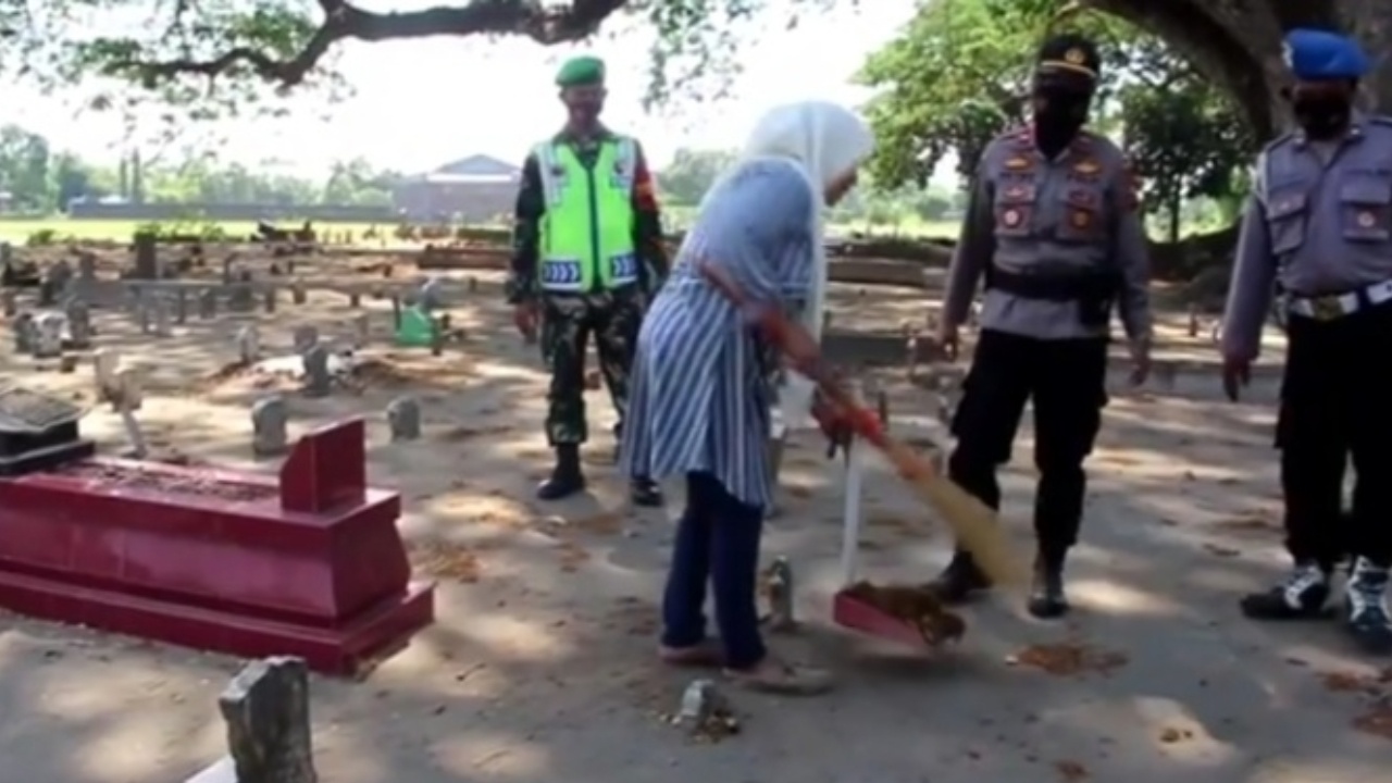 Belasan Warga Jombang Tak Pakai Masker Disanksi Bersihkan Kuburan