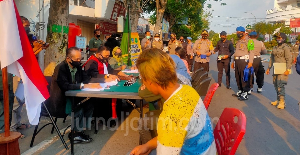 Razia Protokol Kesehatan di Jombang, 64 Warga Tak Pakai Masker Didenda