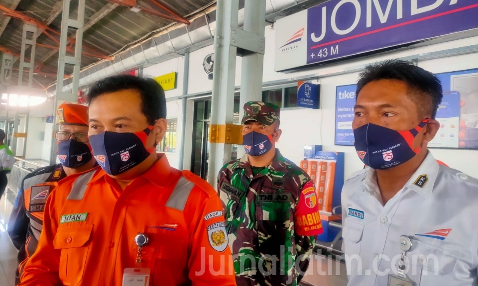 PT KAI Dan Pecinta Kereta Api Kampanye Protokol Kesehatan di Stasiun Jombang