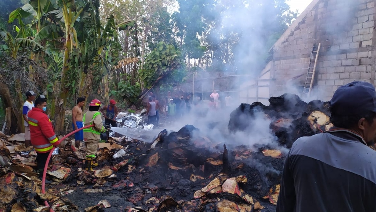 Dua Unit Mobil Pemadam Padamkan Api Tumpukan Kantong Semen di Jombang