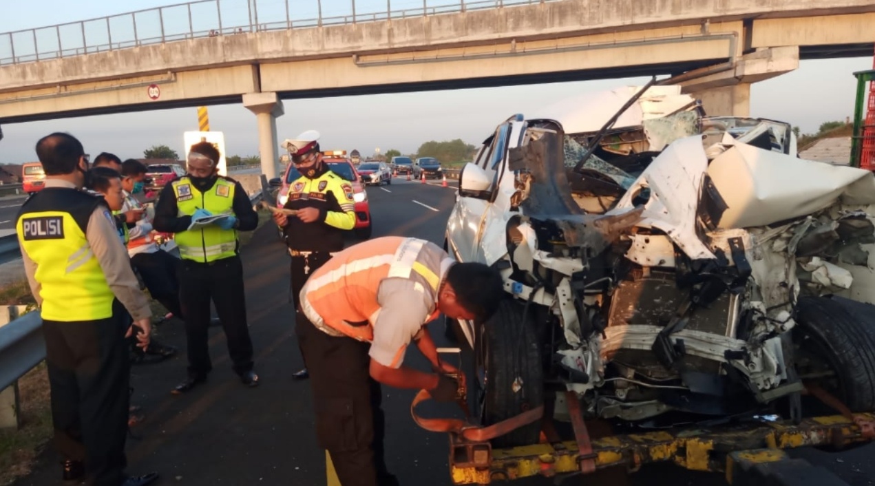 Dua Mobil Rusak Berat Akibat Tabrakan Beruntun di Tol Jombang