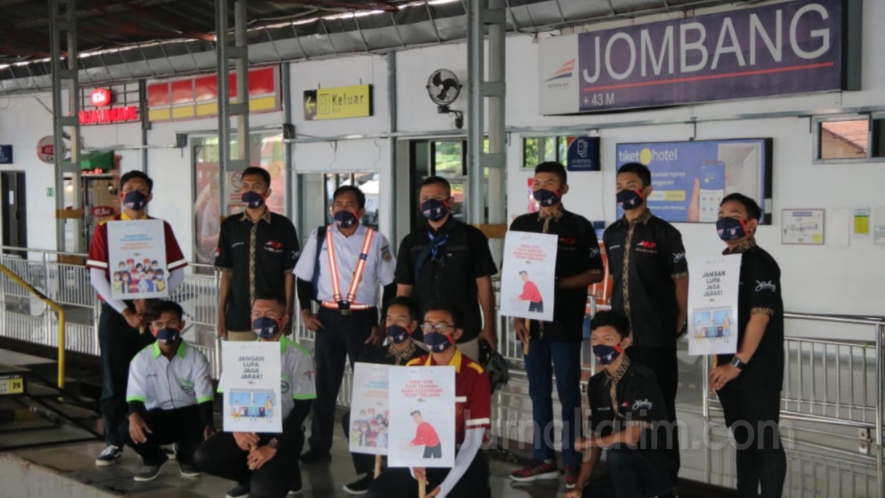 PT KAI Dan Pecinta Kereta Api Kampanye Protokol Kesehatan di Stasiun Jombang