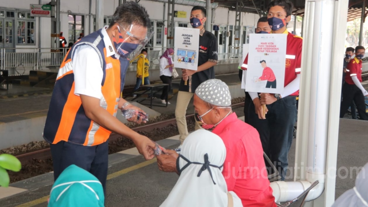 PT KAI Dan Pecinta Kereta Api Kampanye Protokol Kesehatan di Stasiun Jombang