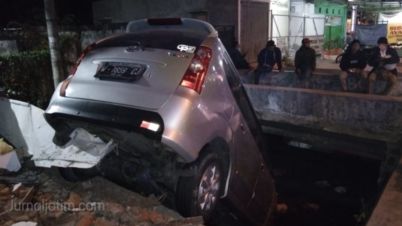 Laka Tunggal, Minibus Tabrak Warung Lalu Terjungkal ke Sungai di Jombang