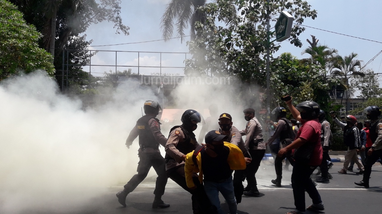 Demo Mahasiswa Jombang Tolak Omnibus Law Ricuh, 1 Orang Diamankan