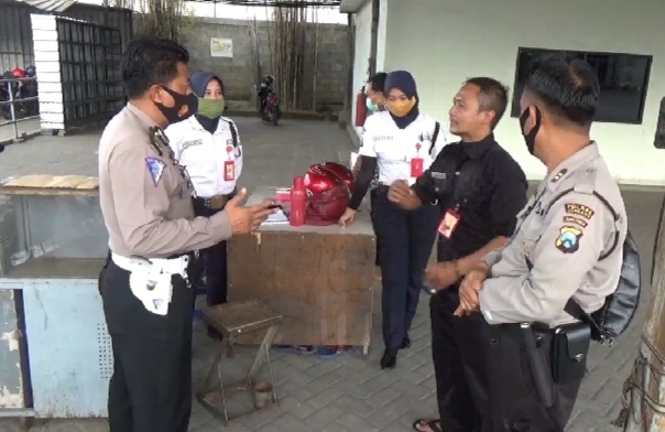 15 Karyawan Pabrik di Jombang Kesurupan Disaat Buruh Lain Demonstrasi