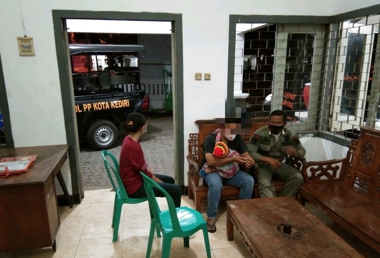 Suami di Kediri Gendong Balita Gerebek Istri Selingkuh di Kos