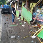 Mobil Ford Ranger Tabrak Warung Dan Dua Motor Akibat Sopir Mengantuk