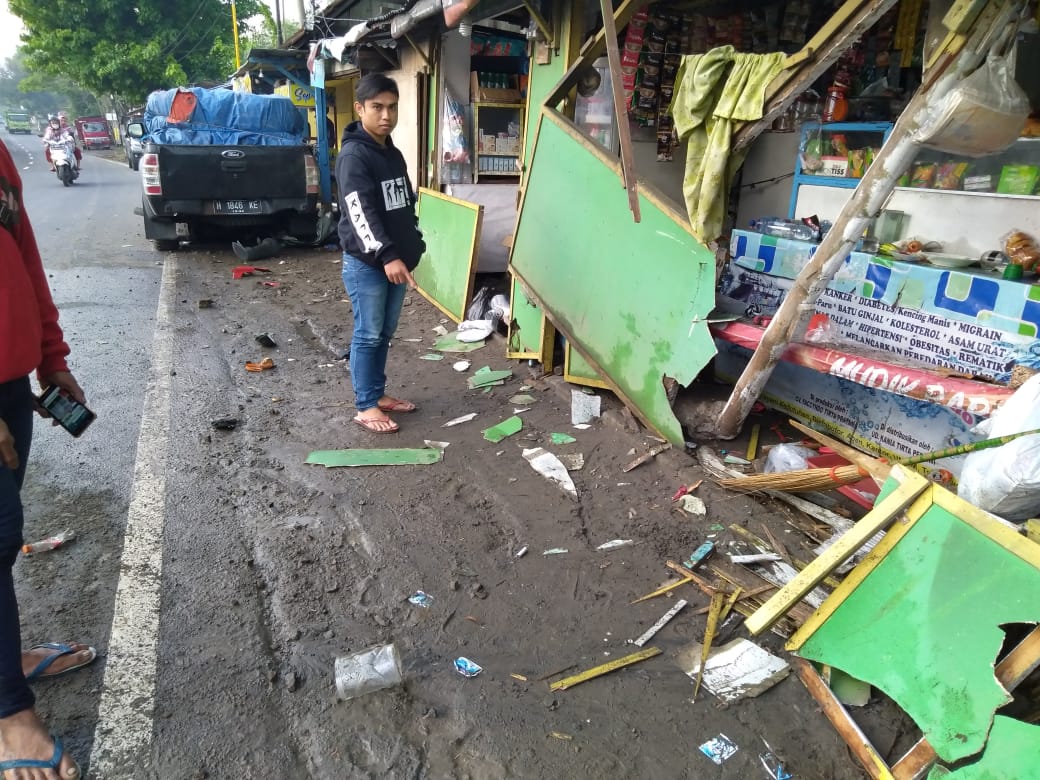 Mobil Ford Ranger Tabrak Warung Dan Dua Motor Akibat Sopir Mengantuk