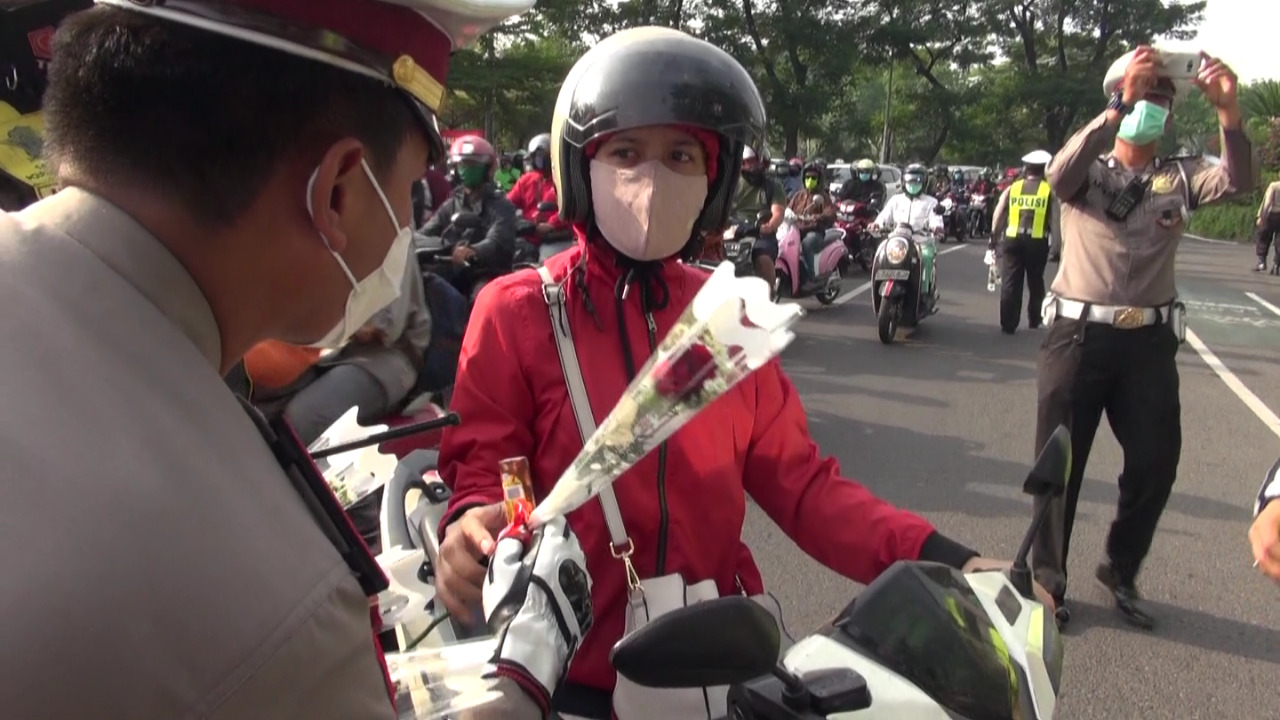 Hari Pertama Operasi Zebra, Polrestabes Surabaya Bagi-bagi Bunga