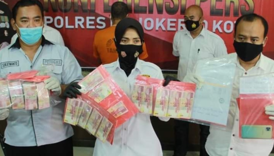 Polisi Bongkar Peredaran Uang Palsu Modus Ritual di Mojokerto