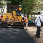 Beri Kenyamanan, PUPR Jombang Lakukan Pemeliharaan Jalan Berkala