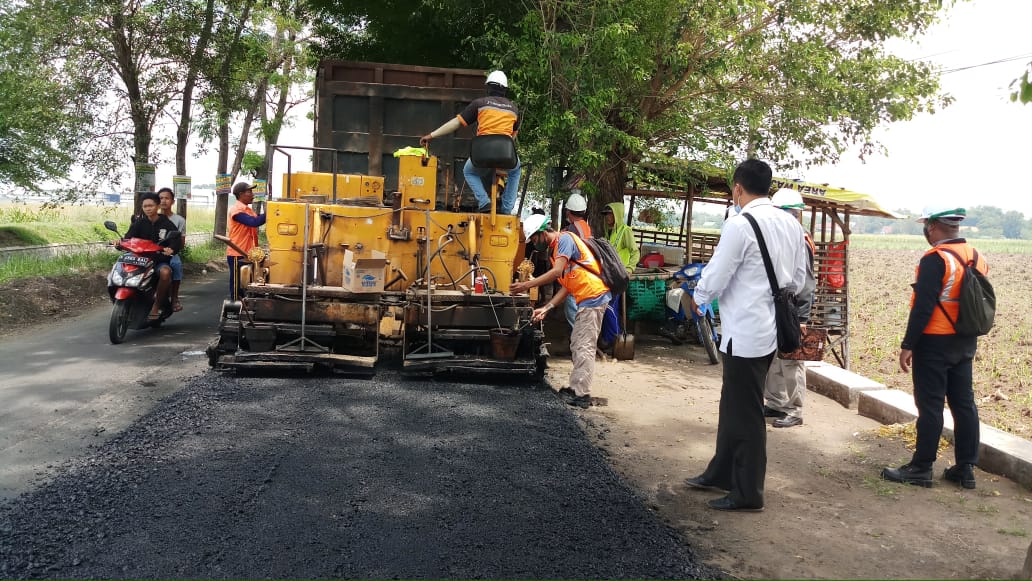 Beri Kenyamanan, PUPR Jombang Lakukan Pemeliharaan Jalan Berkala