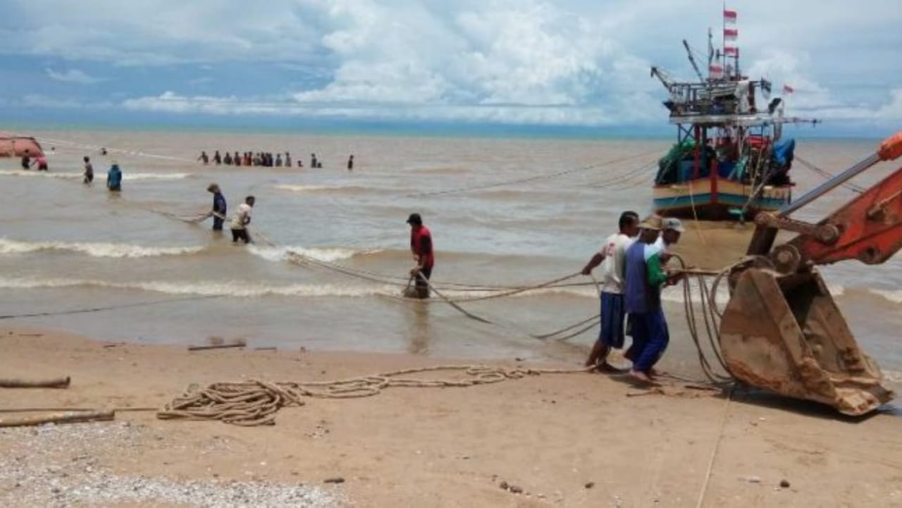 Kapal Motor di Perairan Laut Tuban Tenggelam Dihantam Gelombang