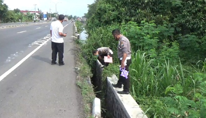 Naik Motor Bonceng 4, Sekeluarga Masuk Selokan, Ibu Muda Meninggal